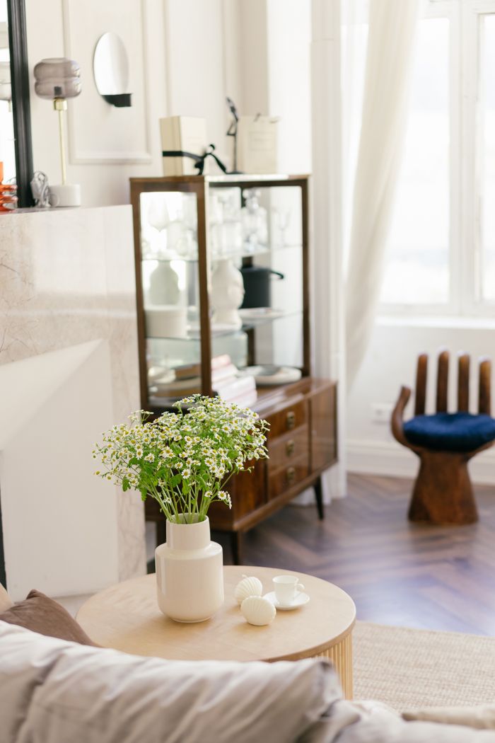 The Art of Drawing Readers In: Your attractive post title goes here A stylish living room with elegant floral decor, modern design, and natural light.